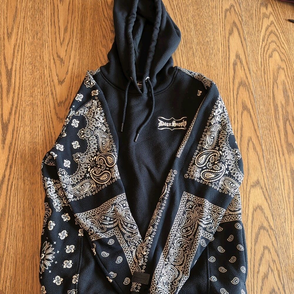 Dogg Supply by Snoop Dogg Men's Paisley Long Sleeve Pullover Hoodie. Size Small